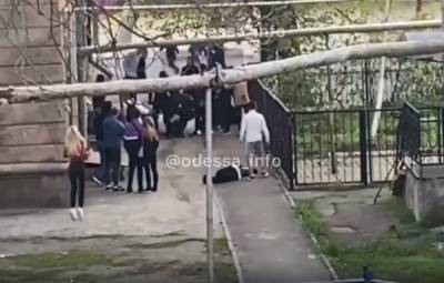 Толпа на толпу: 2 мая в центре Одессы устроили массовую драку, появилось видео - odessa.politeka.net - Одесса