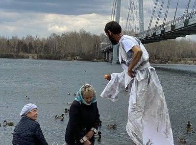 Иисус Христос - Художницу, создавшую перфоманс с Христом в Пасху, проверяют на оскорбление чувств верующих - znak.com - Красноярск