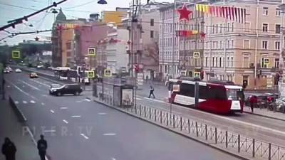 Видео: после столкновения на пересечении Курской и Лиговского перевернулась машина - piter.tv