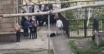 Массовая драка подростков в Одессе: очевидцы сообщают о пострадавших в критическом состоянии (видео) - focus.ua - Одесса