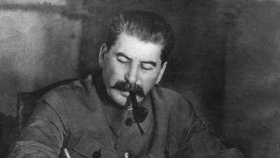 Иосиф Сталин - В Дагестанских Огнях демонтировали вызвавший скандал бюст Сталина - svoboda.org - респ. Дагестан