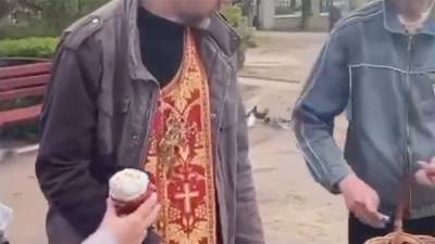 Воровал пожертвования верующих из корзины: видео курьеза с помощником священника - 24tv.ua - Новомосковск