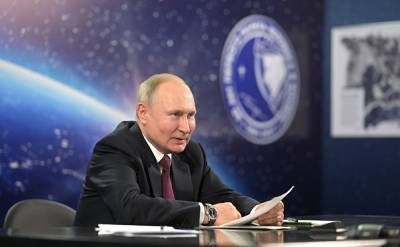 Владимир Путин - Путин поручил в предвыборном августе выплатить по 10 тыс семьям с детьми-школьниками - znak.com