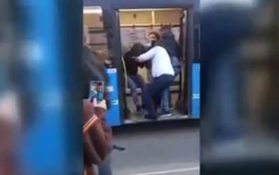 В Твери водитель автобуса защитил пожилую женщину от неадекватных парней - afanasy.biz - Тверь