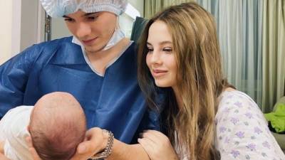 Арсений Шульгин - Скромно и тихо: сын и невестка Валерии крестили четырехмесячную дочь - 5-tv.ru