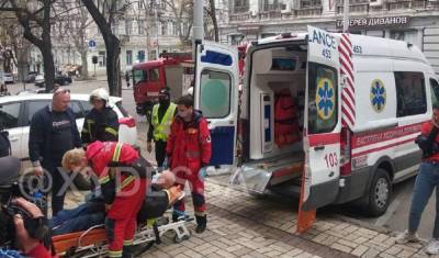В центре Одессы автоледи снесла парковщика, фото: "Перелетел ограду и..." - odessa.politeka.net - Одесса