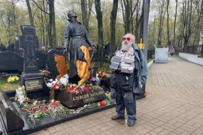 Анатолий Вассерман - Анатолий Вассерман провел экскурсию по воинскому мемориалу, почтив память героев ВОВ - mk.ru - Москва