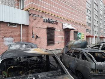 На улице Батюшкова сгорели три автомобиля, четвертый - отстояли пожарные - vologda-poisk.ru - Вологодская обл. - Вологда