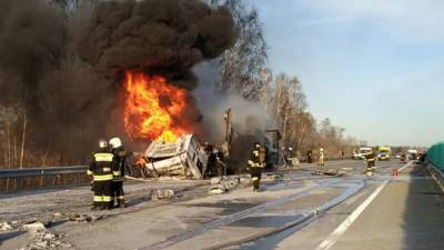 Под Екатеринбургом загорелась взрывоопасная фура - gazeta.ru - Екатеринбург - Свердловская обл.