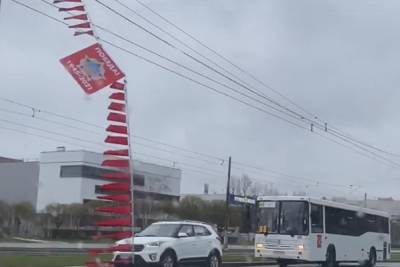 «Победная» перетяжка на проспекте Ветеранов сорвалась от порыва ветра - spb.mk.ru - Санкт-Петербург