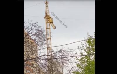 В Одессе мужчина залез на башенный кран и пил пиво, пока спасатели пытались его снять: видео - vchaspik.ua - Одесса