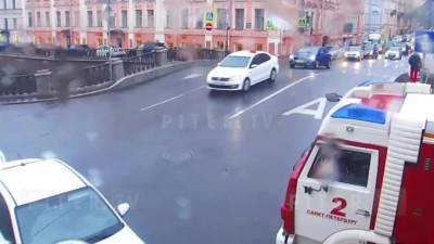 Маневр водителя "назад" стал причиной ДТП на Гороховой - piter.tv - Санкт-Петербург