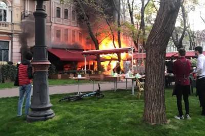 В Одессе загорелся ресторан, пламя перекинулось на гостиницу: фото, видео - 24tv.ua - Одесса - Новости Одессы