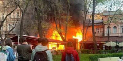 В центре Одессы горело здание ресторана и отеля — фото, видео - nv.ua - Одесса - Гсчс