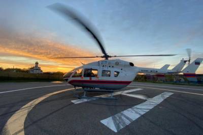 Спасатели МАЦ доставили на вертолете в больницы двух людей и ребенка из ТиНАО - vm.ru - Москва