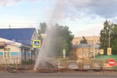 В Костроме на улице забил фонтан - kostroma.mk.ru - Кострома