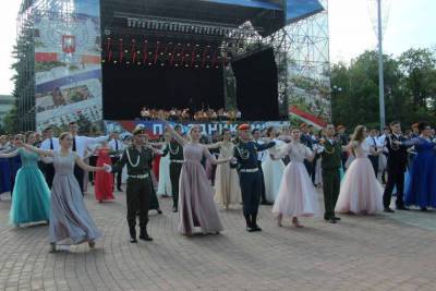 В центре Донецка провели бал будущих офицеров - mk.ru - ДНР - Донецк - ЛНР