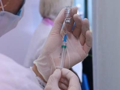 Николай Поворозник - Стало известно, сколько людей привили центры вакцинации в Киеве и Львове в первый день работы - gordonua.com - Киев - Львов