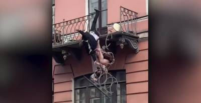 Пара во время бурной ссоры свалилась с балкона - gubdaily.ru - Санкт-Петербург