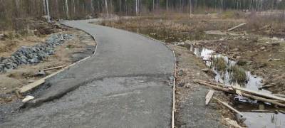 На Тропе Ивана-Царевича в Петрозаводске торчат железные штыри – подрядчик ушел исправлять недоделки на набережной - stolicaonego.ru - Петрозаводск
