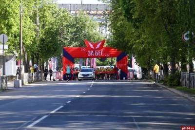 Александр Кузьмин - Почти 400 псковичей поучаствовали в полумарафоне «ЗаБег» - mk-pskov.ru - Псков