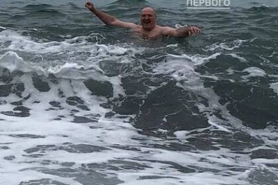 Владимир Путин - Александр Лукашенко - Появилось фото купающегося в Черном море Лукашенко - lenta.ru - Сочи