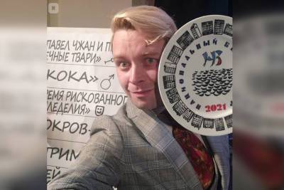 После объятий с незнакомцем победитель премии «Нацбест» Пелевин лишился смартфона - spb.mk.ru - Санкт-Петербург