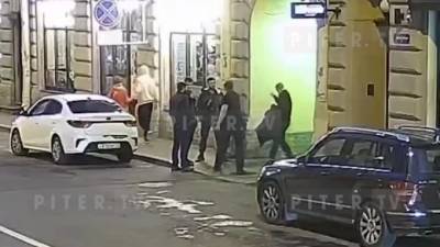 Видео: на Казанской улице произошла массовая драка - piter.tv - Санкт-Петербург