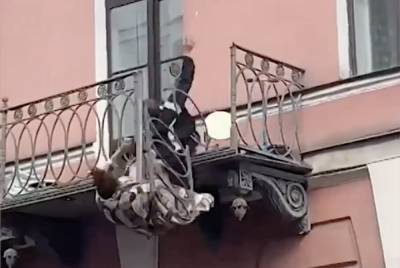 Упавшая с балкона в центре Петербурга пара получила тяжелые переломы - abnews.ru - Санкт-Петербург - район Адмиралтейский