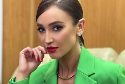 Ольга Бузова - «Танцевать не умеет»: подписчики раскритиковали Бузову за неудачное танго на балу - vm.ru - Москва