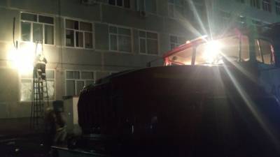 Один из зарядов салюта в Стерлитамаке попал в окно учебного корпуса вуза— видео - 5-tv.ru - Россия - Стерлитамак