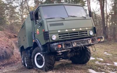 В этом видео прекрасно все: КАМАЗ-4310 валит по бездорожью - zr.ru - Камаз