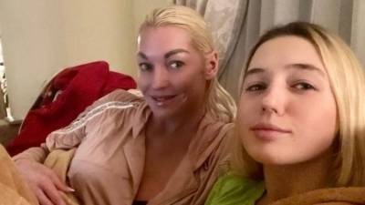 Анастасия Волочкова - Дочь Волочковой показала, что произошло с ее лицом в день выпускного — видео - 5-tv.ru