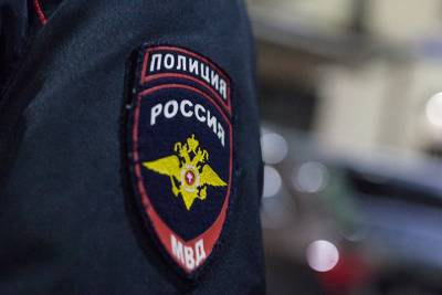 Сотрудники столичной полиции задержали мужчину с двумя свертками наркотиков - vm.ru - Москва