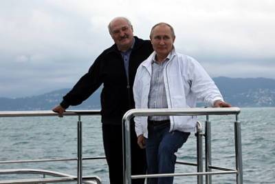 Александр Лукашенко - Владимир Жарихин - Лукашенко сравнили со «своевольной женой» после отказа от авиасообщения с Крымом - lenta.ru - Крым - Минск