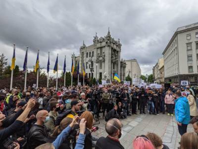 Владимир Зеленский - Александр Лукашенко - Сергей Стерненко - В Киеве под Офисом президента прошла акция в поддержку Стерненко - vchaspik.ua - Киев