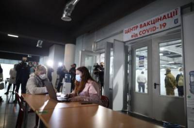 В Киеве выстроилась гигантская очередь на вакцинацию от COVID. ВИДЕО - from-ua.com - Киев