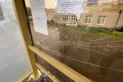 На улице Вильямса в Туле вандал повредил остановочный павильон - tula.mk.ru - Тула