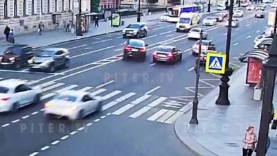 На видео попало столкновение BMW с машиной скорой помощи на Невском проспекте - piter.tv