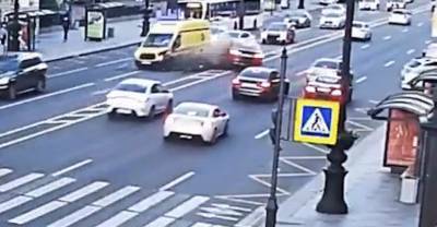 В центре Петербурга BMW выехал на встречку и врезался в машину скорой - reendex.ru - Санкт-Петербург