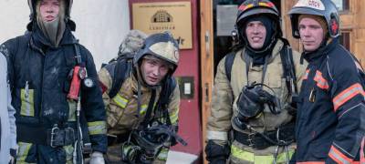 Артур Парфенчиков - Глава Карелии поблагодарил пожарных, тушивших огонь в гостинице «Северная», за мужество и профессионализм (ФОТО) - stolicaonego.ru - республика Карелия