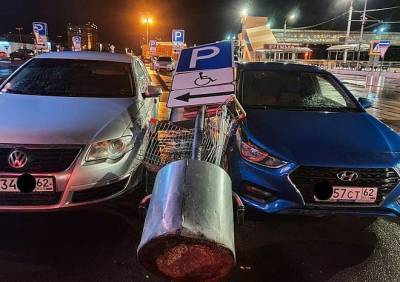 На парковке ТРЦ «Премьер» упавший знак повредил две машины - ya62.ru - Рязань