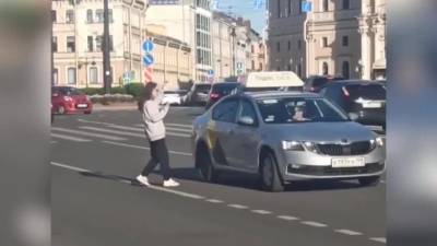 Питер Онлайн - На площади Восстания девушка бросалась под колеса машин - piter.tv - Санкт-Петербург