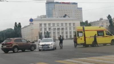 На главной площади в центре Воронежа произошло ДТП с такси - vestivrn.ru - Воронеж
