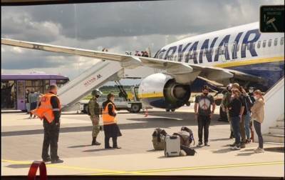 Артем Сикорский - В Минтрансе Беларуси назвали причину посадки самолета Ryanair в Минске - korrespondent.net - Минск - Гомель - Ирландия
