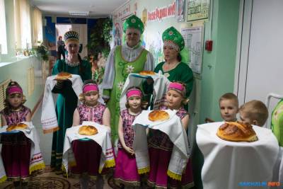 Областных депутатов задобрили караваем и забросали просьбами о новом садике - sakhalin.info