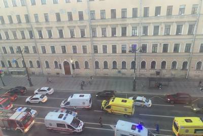 Легковушка влетела в карету скорой помощи на Невском - spb.mk.ru - Санкт-Петербург