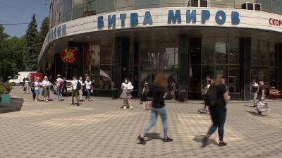 Курящим в центре Воронежа горожанам раздали витамины - vestivrn.ru - Воронеж