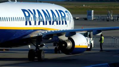 Роман Протасевич - Самолет Ryanair сел в Берлине из-за сообщения о бомбе - gazeta.ru - Берлин - Вильнюс - Минск - Ирландия