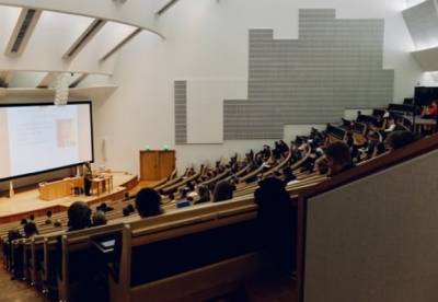 В Украине будут наказывать за “украденные” курсовые и диссертации - facenews.ua